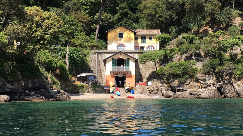 Seafront villa with direct access to the water and small beach