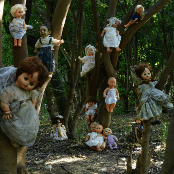 🎃 Spooky Season Travel Deals & Haunted Adventures ✈️👻 19 Creepy dolls hanging from trees on the Island of the Dolls in Xochimilco, Mexico
