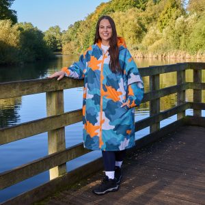 OHS Adults Water Resistant Camo Sherpa Drying Robe – Blue/Orange – Cosy Interior Sherpa Lining Close-up of the OHS Adults Water Resistant Camo Sherpa Drying Robe – Blue/Orange showing the bright orange sherpa lining